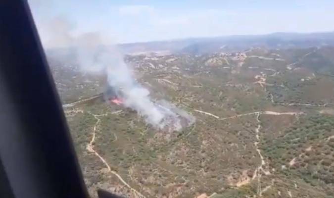 Vista área desde el helicoptero KA-80 del incendio forestal de Almadén de la Plata.