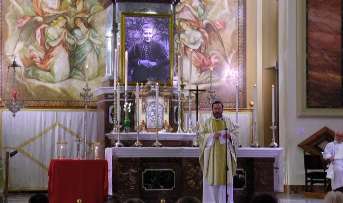 Un gran cuadro del Beato Spínola presidió la ceremonia que ofició el padre Jesús Donaire. Foto: El Correo. 