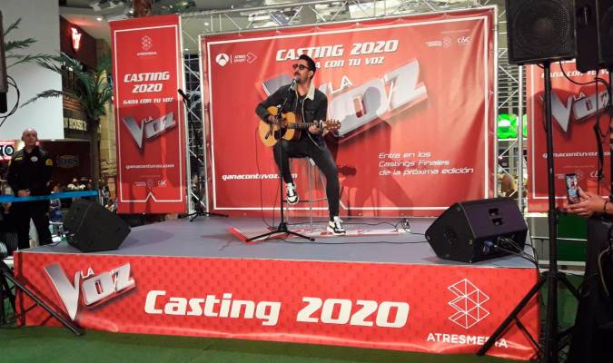 Más de 300 cantantes de Sevilla acuden al casting de 'La Voz'