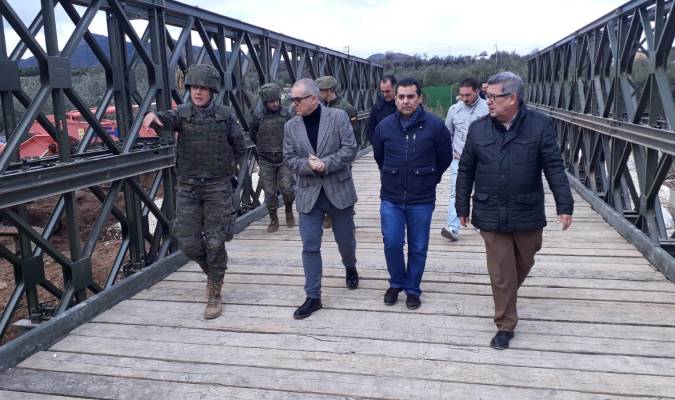 El Ejército ha instalado ya el puente provisional que conecta Casariche (Sevilla) con el núcleo de población del Cortijo de Jarilla. / El Correo