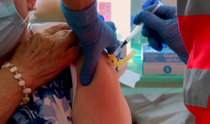 El increíble bulo de la vacuna de la covid-19 que causa cáncer