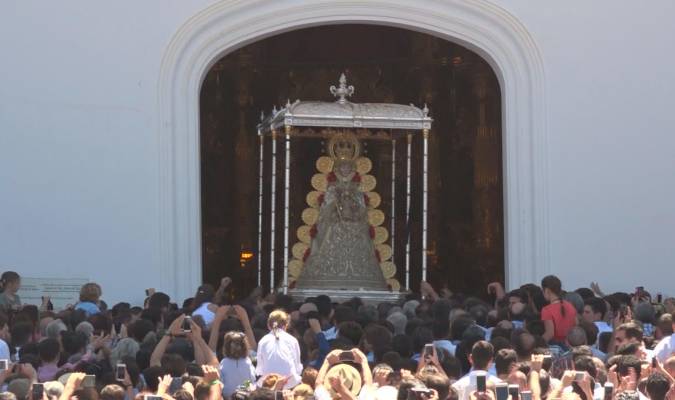 La Virgen del Rocío en el dintel de su ermita en el año 2017 / ElCorreo