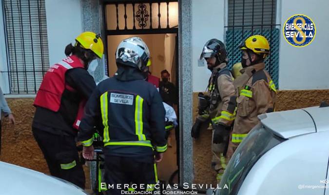 Hospitalizada tras incendiarse su vivienda en Sevilla