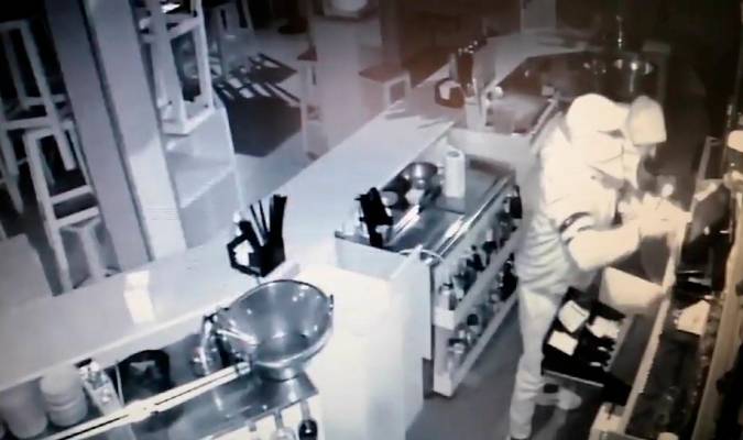 Dos detenidos en Los Palacios por el robo con fuerza en una cafetería