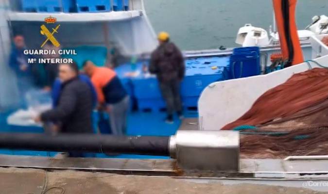 Identificadas 14 personas en Isla Cristina cuando hacían una barbacoa en un barco