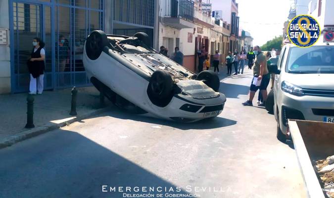 Aparatoso accidente de tráfico en Sevilla 