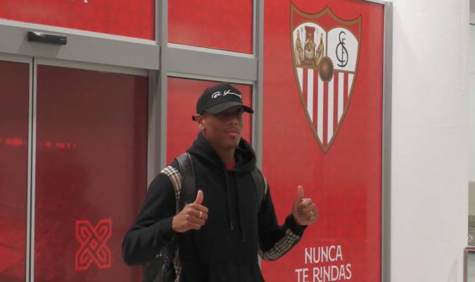 Anthony Martial a su llegada a Sevilla / EFE