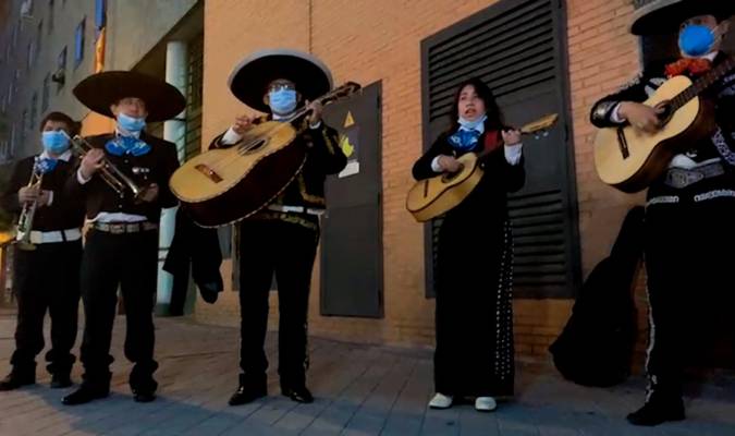 Un grupo de mariachis cantan en la sede de Podemos 