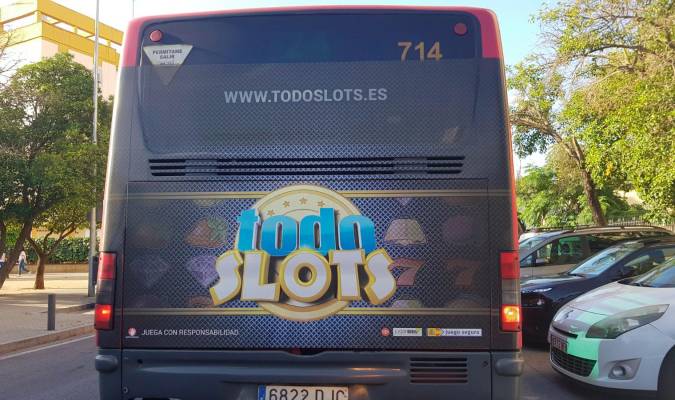 La publicidad en los autobuses de Tussam. / El Correo
