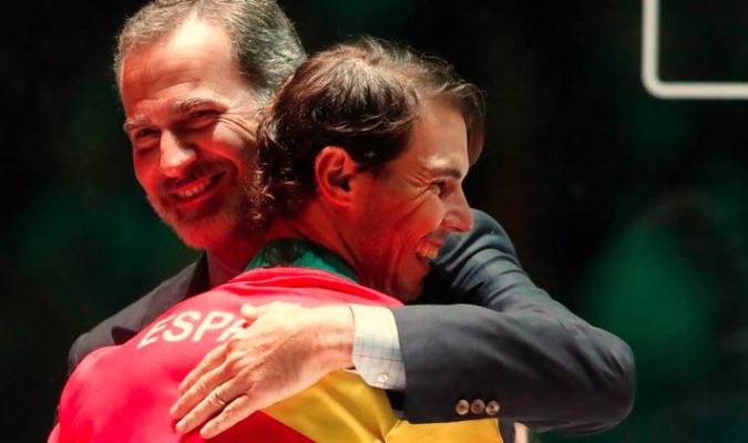 Felipe VI felicita a Nadal en la entrega de trofeos de la Copa Davis. / EFE