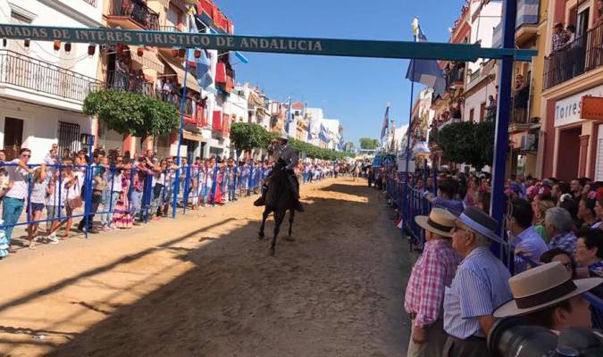 Carreras de cintas a caballo, que se llevan a cabo en la avenida de Nuestra Señora de la Soledad en la mañana del sábado. (Foto: Hermandad)