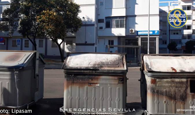 Imagen de los contenedores quemados. / Emergencias Sevilla