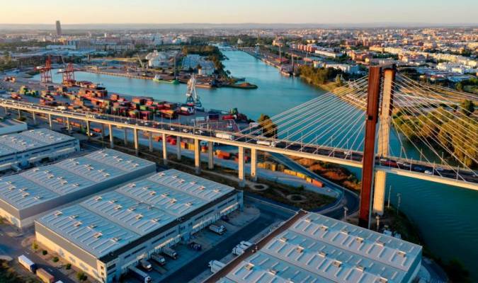La gran zona de actividad logística en el Puerto de Sevilla, donde entre otras muchas empresas opera la multinacional Rhenus, que tiene abierta una oferta de empleo para técnico/a contable.