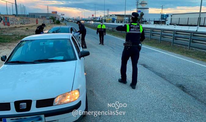 Los agentes durante el control a vehículos en Torreblanca. / Emergencias Sevilla.