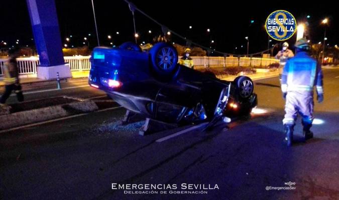 Imagen del coche accidentado. / Foto: Emergencias Sevilla