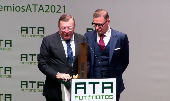 “Los Morancos” recibiendo uno de los Premio ATA2021 / EP