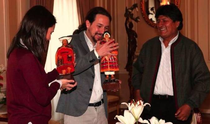 Evo Morales entrega unos obsequios a Pablo Iglesias e Irene Montero durante una reunión. / EFE