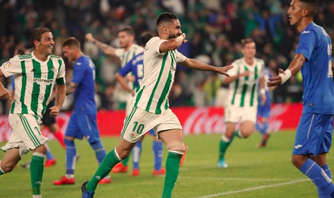 Boudebouz celebra un gol con el Betis junto a Joaquín. / EFE