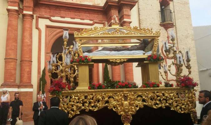 El Cristo Yacente en la urna de su paso el Sábado Santo de 2015, una imagen que no se produce desde el año 2015.