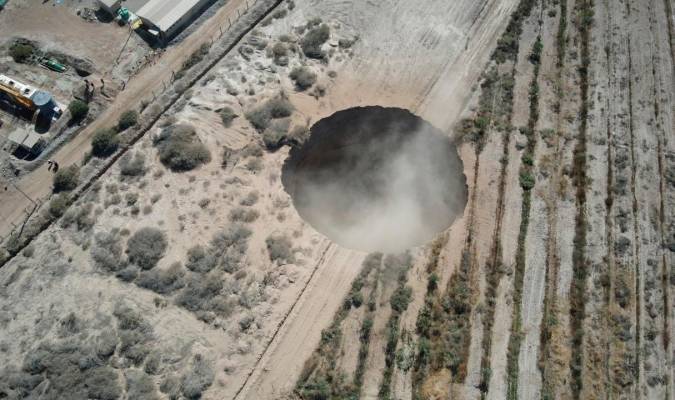 Misterio por un gigantesco cráter de 32 metros en Chile