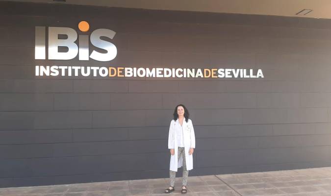 Miriam Echevarría, catedrática de Fisiología de la US, posa junto a la sede del IBiS, donde dirige un laboratorio. / El Correo. 