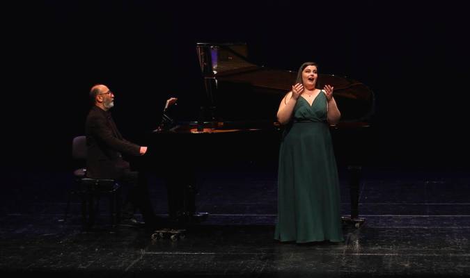 La ganadora Carmen Larios acompañada al piano por Dragan Babic.