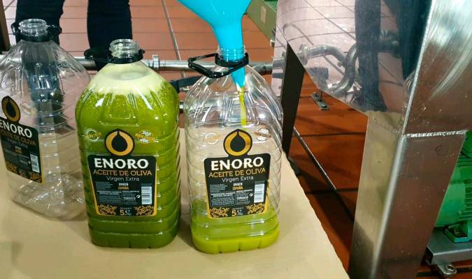 La empresa arahalense Enoro pone a la venta su aceite con la tradicional tinaja 