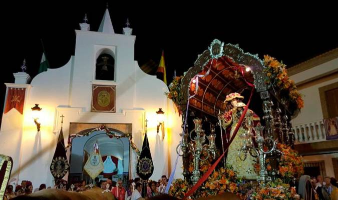 La Virgen del Rosario llegando a la capilla de la Vera Cruz en la carreta como culminación de la romería en su honor. (Foto: Facebook: Hermandad del Rosario de Alcolea del Río).