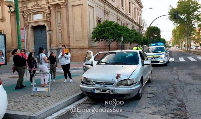 Momento en el que la Policía Local de Sevilla detiene al vehículo con 8 pasajeros en Nervión. Emergencias Sevilla
