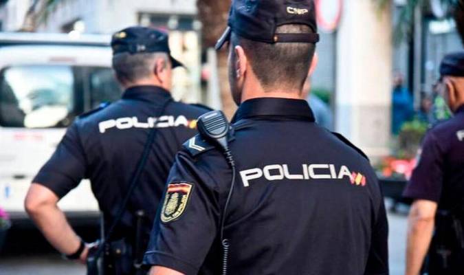 La Policía evita que un hombre se arroje al vacío en Los Pajaritos
