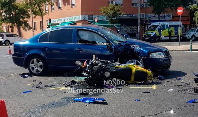 Imagen del coche y la moto. / Emergencias Sevilla
