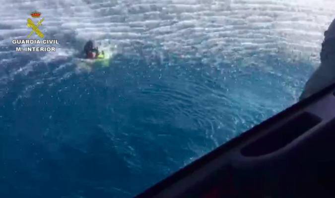 Una ‘narcolancha’ rescata a tres guardias civiles caídos al mar tras una persecución