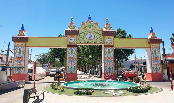  Portada de la feria de Lora del Río, estrenada en 2019 con motivo de su bicentenario. (Ayuntamiento de Lora del Río).