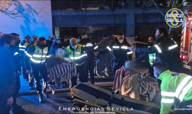 El dispositivo de Emergencias Sevilla actuando en la residencia de ancianos / @EmergenciasSev