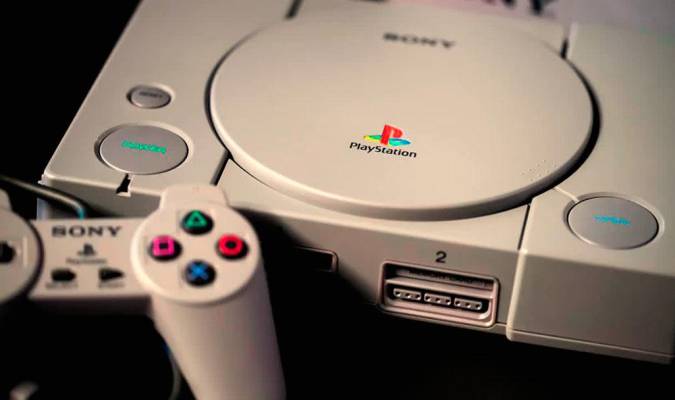 La PlayStation (PS1) salió al mercado nipón el 3 de diciembre de 1994.