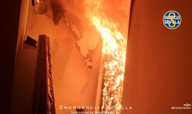 Estado de la vivienda en el momento de acudir los bomberos. / Emergencias Sevilla