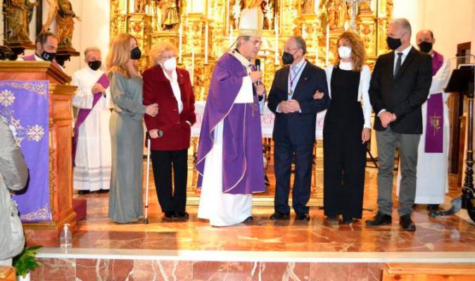 El homenajeado, Diego Gómez, con el Arzobispo de Sevilla y su familia a la finalización de la misa en la que le fue impuesta la medalla (Foto: Archidiócesis de Sevilla)