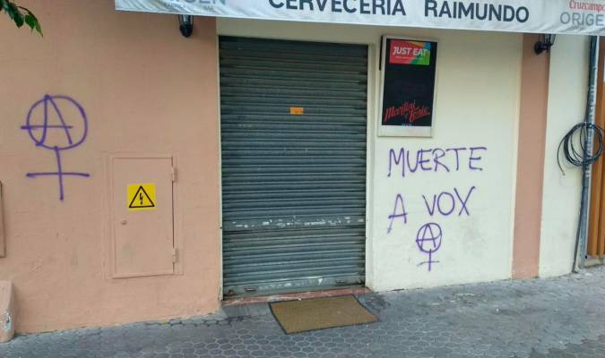 Pintadas amenazantes en el bar de ‘Cañas por España’ en Sevilla