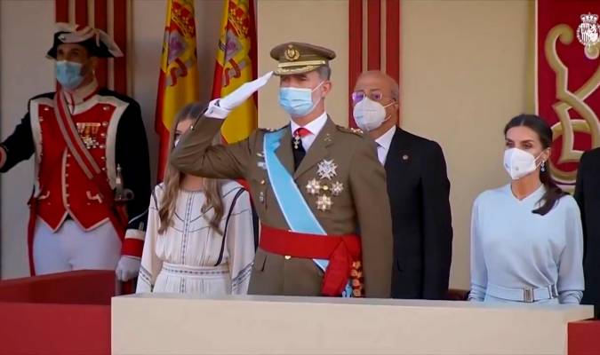 SS.MM. los Reyes de España y la infanta Sofía durante el desfile militar / EP