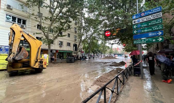 La rotura de una tubería inunda la M-30 y colapsa el tráfico en Madrid
