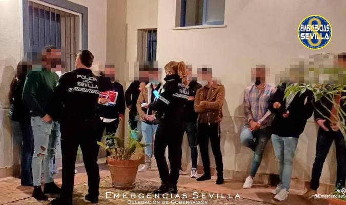 Desalojadas 14 personas de una fiesta en una vivienda alquilada de Triana