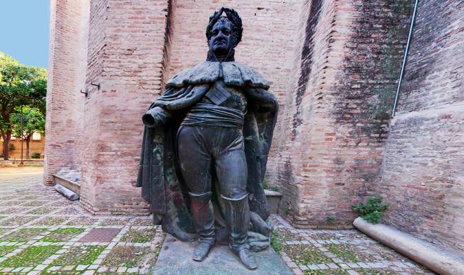 ¿Conoces la estatua “escondida” del rey Fernando VII en Sevilla?