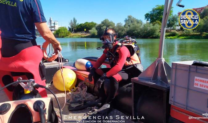 Labores de búsqueda de una persona en el río. / Emergencias Sevilla