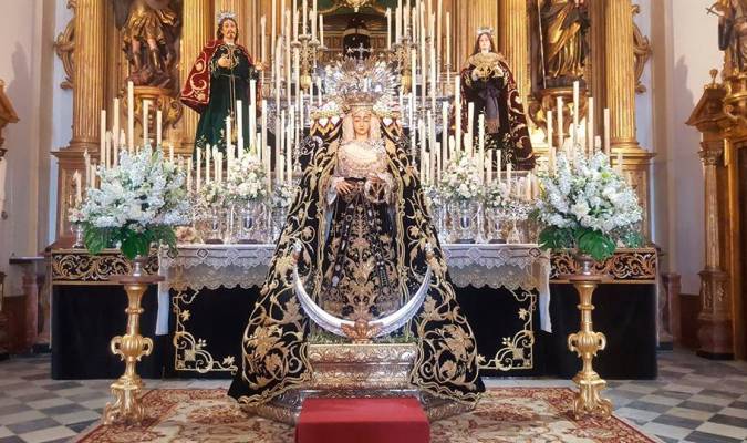 Nuestra Señora de la Soledad, Patrona de Cantillana, expuesta en besamanos en la tarde del Viernes de Dolores de 2019. (Foto: Facebook Hermandad de la Soledad de Cantillana). 