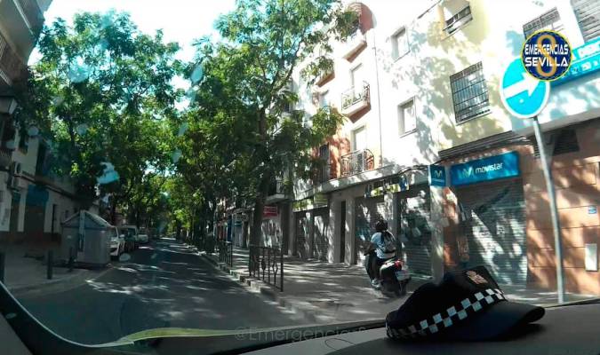 Detenido un motorista tras una larga persecución por las calles del Cerro del Águila 