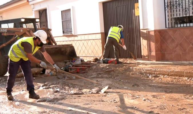 Vecinos y operarios limpian las casas y calles en Lepe / EP