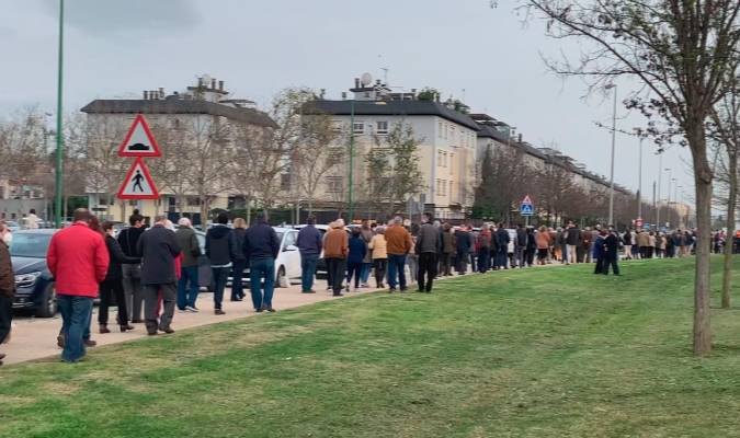 Una larga cola de personas esperando a ser vacunados en Sevilla. / EFE