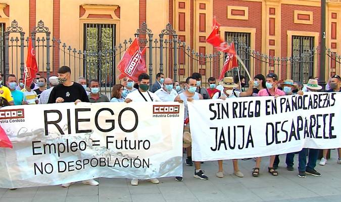 Manifestantes ante la sede del Gobierno andaluz / EP