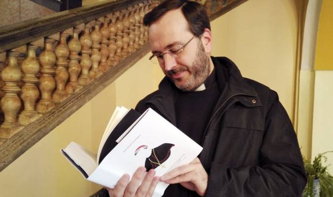 El sacerdote Jesús Donaire con el libro sobre el cardenal Spínola. Foto: Archidiócesis.