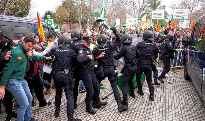 Centenares de agricultores confrontan con miembros de la Policía Nacional durante la protesta en Don Benito, Badajoz, este miércoles. EFE/ Jero Morales